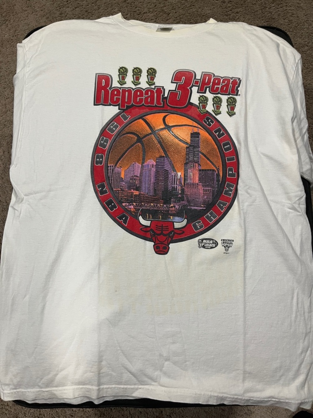 STARTER White Chicago Bulls "Repeat 3-Peat" NBA T-Shirt